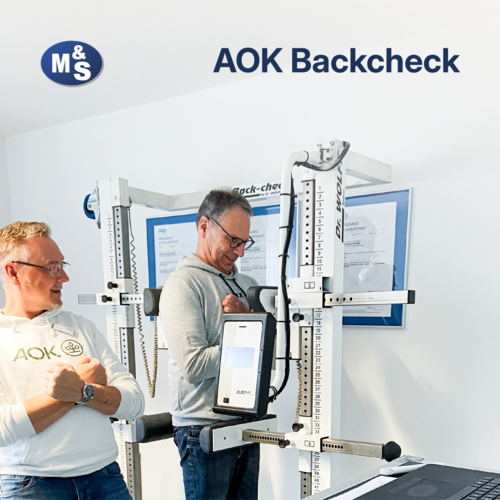 AOK-Backcheck at M&S A manager from AOK-Gesundheit performing a back check on an employee at M&S using a measuring device.
