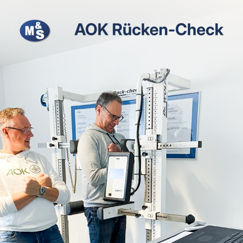AOK-Backcheck at M&S A manager from AOK-Gesundheit performing a back check on an employee at M&S using a measuring device.