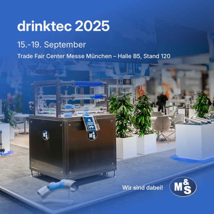 Bild eines Messestands. Text: "drinktec 2025 – Wir sind dabei!" – Logo von drinktec und Logo von M&S Armaturen GmbH. – Text: "15.-19. September – Trade Fair Center Messe München – Halle B5, Stand 120"
