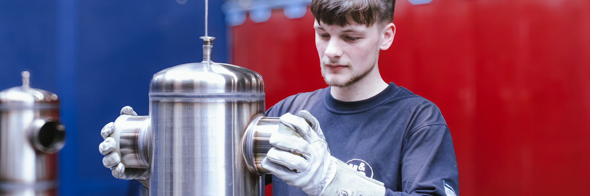 Schweißtechnik Mitarbeiter in einer Schweißkammer