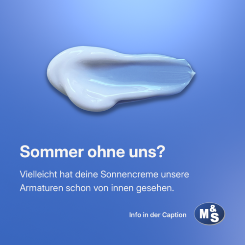 Bild: Auf blauen Hintergrund leicht verwischte Sonnencreme. Text:  „Sommer ohne uns? Undenkbar“; „Vielleicht hat deine Sonnencreme unsere Armaturen schon von innen gesehen“; „Info in der Caption“; Logo von M&S Armaturen GmbH