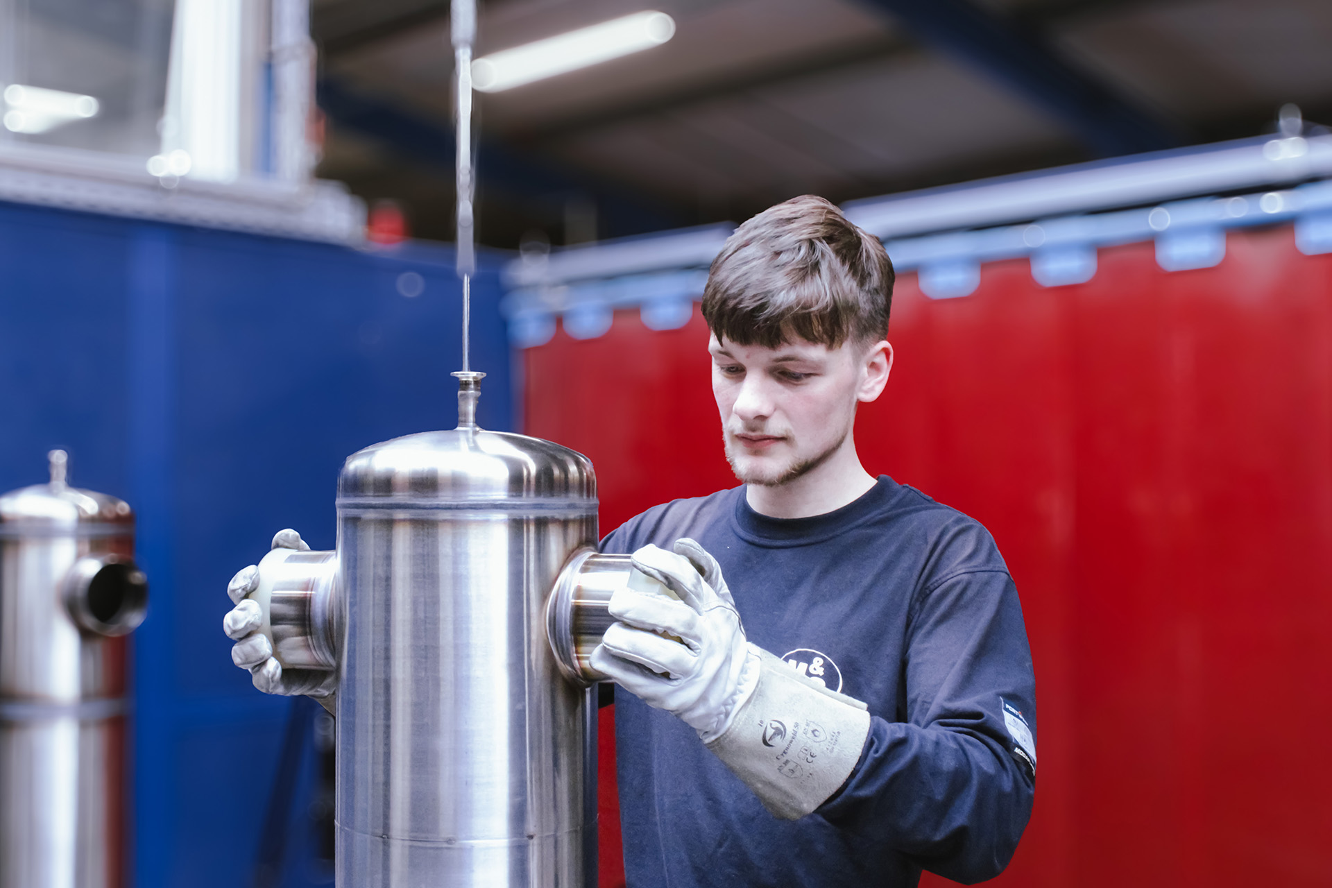 Schweißtechnik Mitarbeiter in einer Schweißkammer